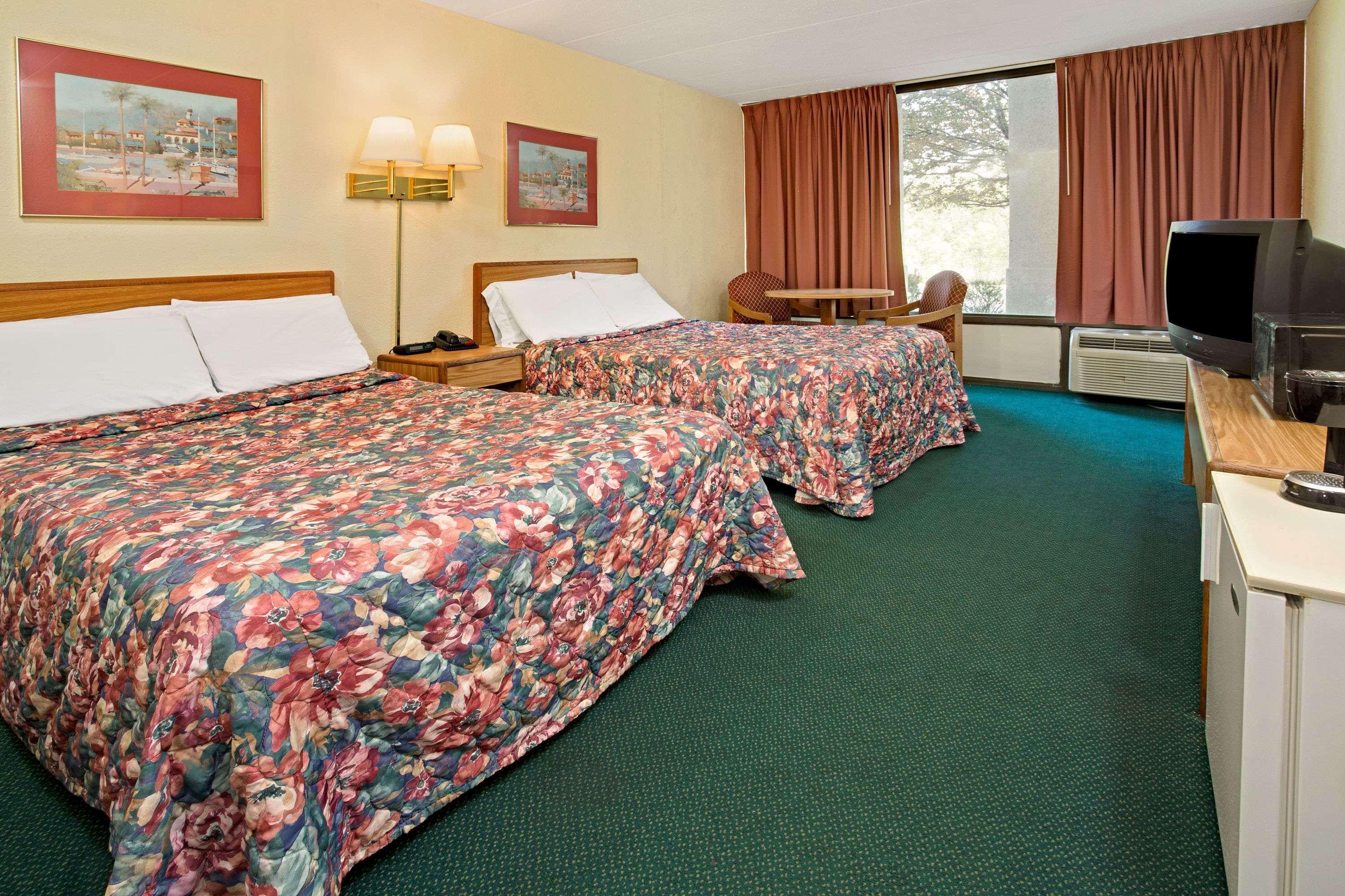 Days Inn By Wyndham Шаронвилл Экстерьер фото