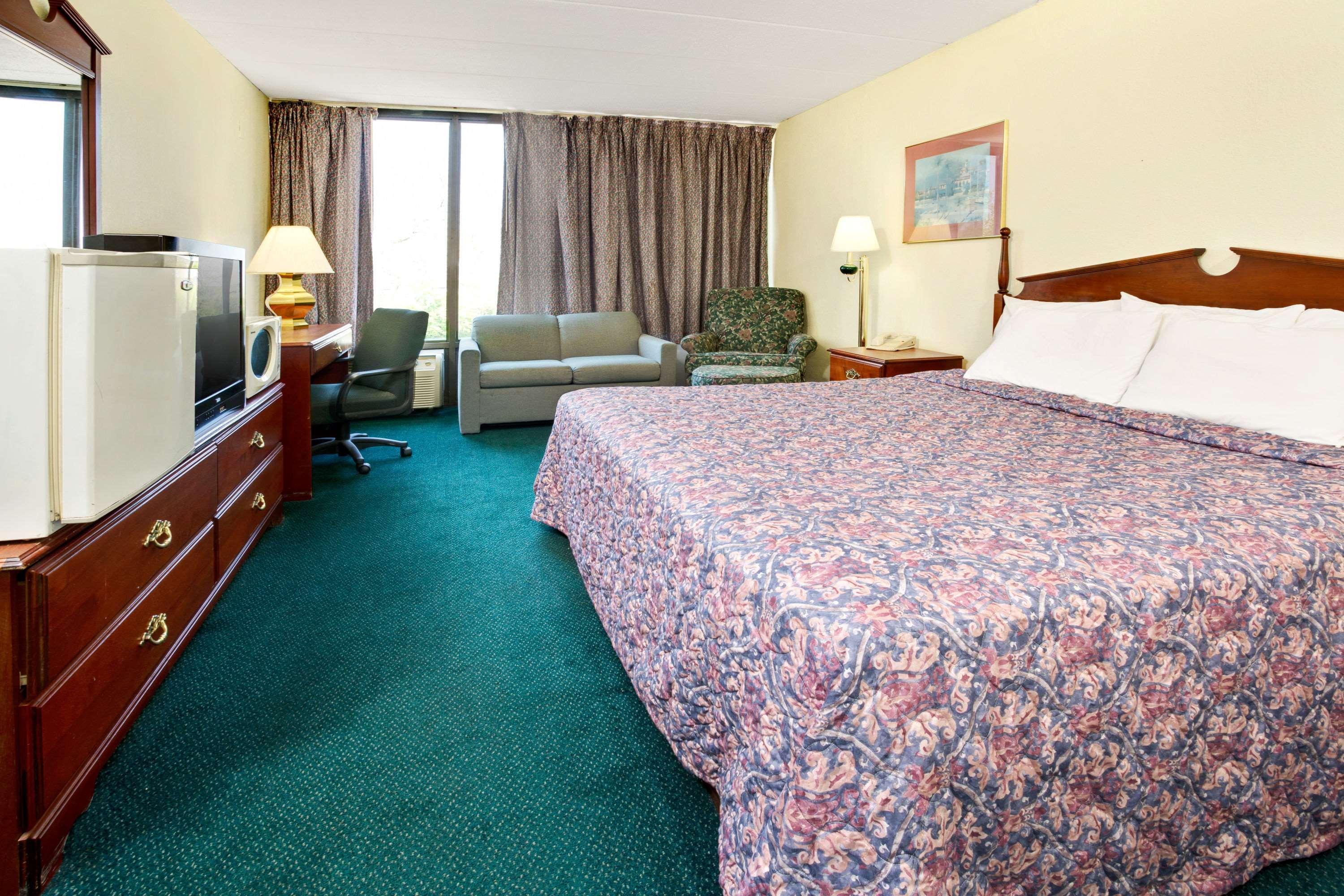 Days Inn By Wyndham Шаронвилл Экстерьер фото